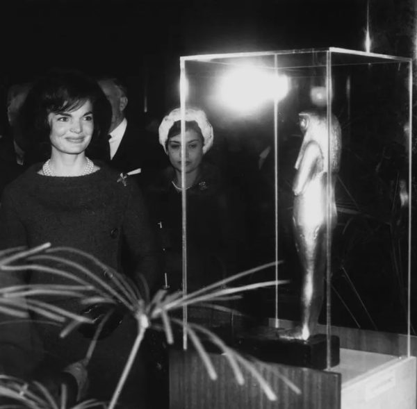 Photo of Jacqueline Kennedy at the Tutankhamun Exhibit
